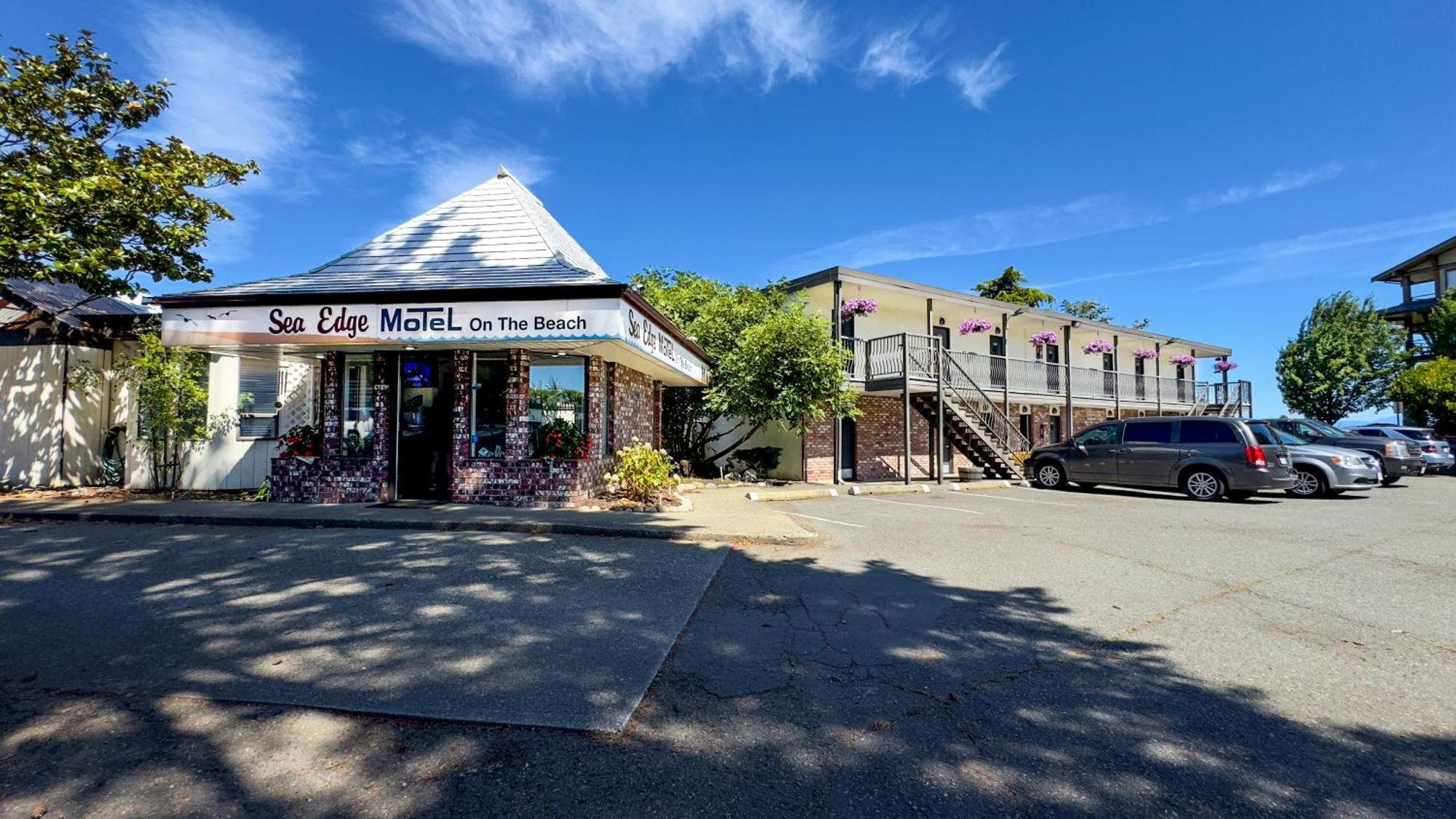 Sea Edge Motel Parksville Exterior photo